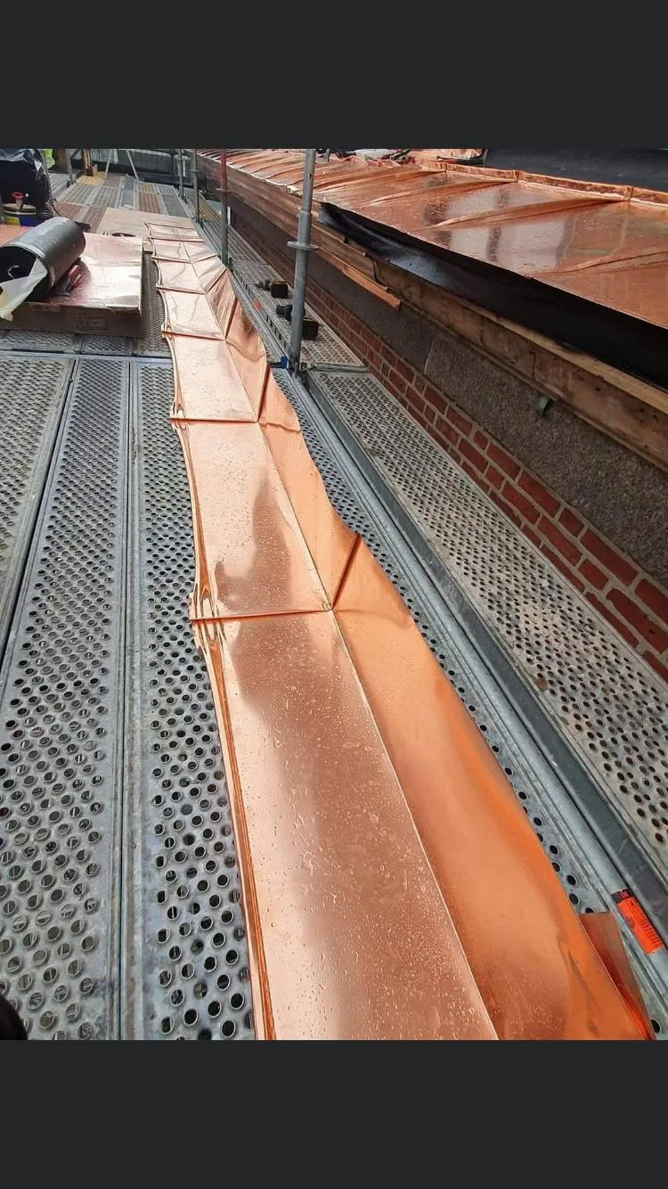 Vorgefertigte Kupferbahnen auf dem Gerüst